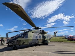 Detailní pohled na vojenský transportní vrtulník NH90 na statické ukázce.