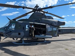 Nový víceúčelový vrtulník Armády ČR UH-1Y Venom s bočním střelcem na statické ukázce na Dnech NATO 2025.