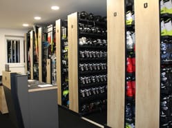 snowboardů a lyžařského vybavení