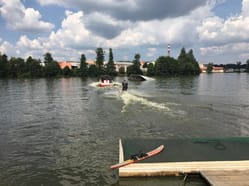 Jízda na vodních lyžích za motorovým člunem