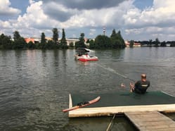 Jízda na vodních lyžích za motorovým člunem