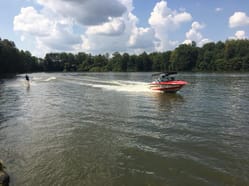 Jízda na vodních lyžích za motorovým člunem