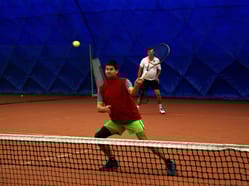 Tenis v Beach Tenis Kapitol - kurty v kryté hale