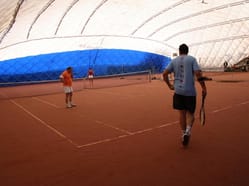 Tenis v Beach Tenis Kapitol - kurty v kryté hale