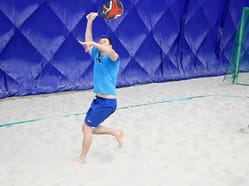 Beach volejbal v Beach Tenis Kapitol - kurty v kryté hale