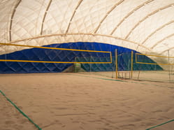 Beach volejbal v Beach Tenis Kapitol - kurty v kryté hale