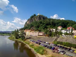 Vyhlídková restaurace Pastýřská stěna, v pohledu od Labe