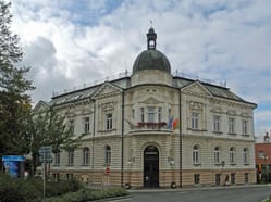 Současný městský úřad v Masarykově ulici, původně budova spořitelny