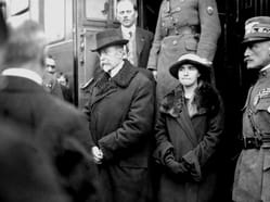 TGM vystupuje z vlaku, po jeho levé straně dcera Olga. Foto Josef Jindřich Šechtl.