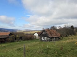 Roubené chaloupky na svazích kopců