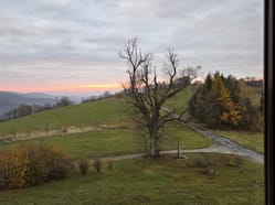 Pohled do krajiny z okna pokoje Hotelu Kopanice