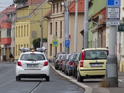 Kamerový automobil společnosti Eltodo kontroluje fialovou zónu v Trojské ulici, na okraji Kobylis v městské části Praha 8, říjen 2016