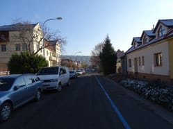 Modré zóny již zavedla spousta měst. Na jednu stranu mají pomoci rezidentům pohodlně zaparkovat, ale zároveň zdražují parkování těm, kteří si třeba přijeli do centra zařídit osobní záležitosti. Jsou modré zóny řešením problémů, nebo další překážkou pro řidiče? Modré zóny regulují parkování Cílem zavádění modrých zón je lépe řídit parkovací kapacity a zajistit tak dostatek parkovacích ploch pro rezidenty nebo osoby, které v místě pracují. S modrými zónami se lze setkat v čím dál více městech po celém Česku. Města se tím snaží zajistit, aby jejich občané parkovali co nejblíže svému bydlišti. Zároveň tímto opatřením nutí návštěvníky k tomu, aby zaparkovali své vozidlo mimo centrum nebo v parkovacím domě. Kde najdete modré zóny Modré zóny zpravidla fungují tam, kde je velmi hustá doprava a omezený prostor pro parkování. Nejčastěji jde o historická centra nebo hustě osídlené čtvrti či sídliště. Setkat se s nimi můžete zejména ve větších městech (Praha, Brno, Ostrava, Liberec, atd.). Menší města k nim přistupují až ve chvíli, kdy je problém s parkováním dlouhodobě neudržitelný. Kolik stojí parkování v modrých zónách V modrých zónách mohou parkovat neomezeně pouze ti, kteří mají platné povolení – nejčastěji rezidenti nebo podnikatelé sídlící v dané oblasti. Cena parkování se liší podle města i konkrétní zóny. Rezidenti obvykle platí roční nebo pololetní poplatek, který se může pohybovat od několika stovek do několika tisíc korun. Návštěvníci musí obvykle platit parkovné dle počtu hodin a cena ve vytížených částech bývá vyšší než na okraji města. Tím se zamezuje, aby v centrech parkovali ti, kteří zde nepracují, a nebydlí. Modré zóny pro návštěvníky v Praze V modrých zónách můžete v Praze zaparkovat i jako nerezident. Cena závisí na pásmu a pohybuje se od 40 do 80 Kč za hodinu, přičemž na modré zóně lze parkovat maximálně tři hodiny. Parkovací automat ale nehledejte, parkování totiž musíte uhradit online. Která města se modrých zón dočkají? V posledních letech o těchto zónách uvažují stále častěji i menší města. Jako příklad lze uvést Rožnov pod Radhoštěm, kde diskuse o zavedení modrých zón probíhá právě kvůli rostoucímu tlaku turistů i dojíždějících zaměstnanců. Zavedení zón má přinést více prostoru pro místní obyvatele. O dalších modrých zónách se začátkem roku uvažovalo také v oblasti Bulovky a Střížkova. Jak na modré zóny reagují obyvatelé Část obyvatel modré zóny vítá, protože konečně zaparkují bez problémů u svého domu. Jiní je považují za zbytečné zdražení a komplikaci, zejména pokud mají více aut nebo pokud k nim často jezdí návštěvy, které tak mají parkování ztížené. Podnikatelé se navíc obávají, že zákazníci budou raději nakupovat tam, kde zaparkují zdarma. Modré zóny: výhody a nevýhody Mezi hlavní výhody patří větší dostupnost parkovacích míst pro rezidenty a omezení přeplněných ulic, kde se často pohybují i chodci. Města tím zároveň motivují k využívání MHD. Nevýhodou bývá administrativní zátěž, nutnost investic do systému kontroly a také možné finanční zatížení obyvatel a návštěvníků. Pokud se tedy modré zóny zavedou promyšleně, mohou městu výrazně pomoci. Pokud ne, mohou vyvolat spíše rozčarování.