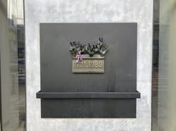 Pamětní deska na Národní třídě