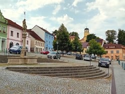 Žižkovo náměstí, v pozadí zámecká věž