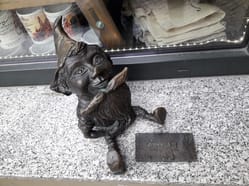 Bronzoví trpaslíci jsou ve Wroclawi všude - skvělá atrakce pro děti.