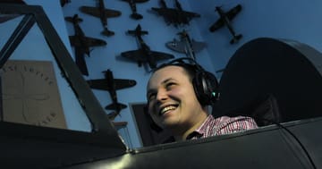Letecké bojové simulátory Praha – staňte se pilotem v realistickém zážitku