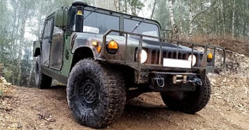 Zážitková jízda s instruktorem v armádním voze Humvee – zažijte adrenalinovou off-road jízdu