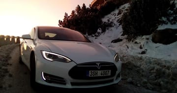 Půjčení Tesly S P85+ – vychutnejte si dechberoucí zrychlení za 4 sekundy