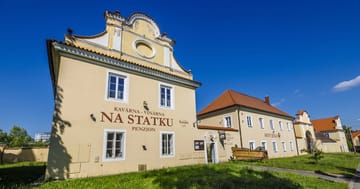 Penzion U Tří statkářů - Pobyt na statku v Dobříši až pro 5: jídlo i wellness