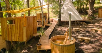 Teepee v lese - Zážitkové nocování v teepee s koupacím sudem