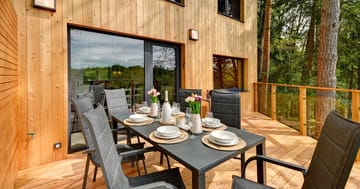 Moderní chata u řeky v jižních Čechách: sauna i terasa