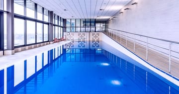 Sluneční jezera: hotel s pláží, bazénem a polopenzí