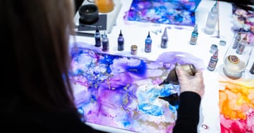 ArtInk v Hradci Králové (NáPLAVKA) – Objevte kouzlo spontánního malování a kreativní svobody