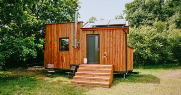 Vybavený tiny house uprostřed přírody pro dvě osoby