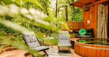 Relax v jurtě u Dvora Králové: koupací sud, sauna