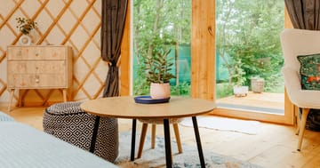 Moderní jurta v pastvinách: privátní sauna a vířivka