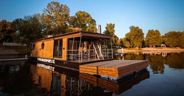 Houseboat na jezeře: dvě terasy, kávovar i sauna