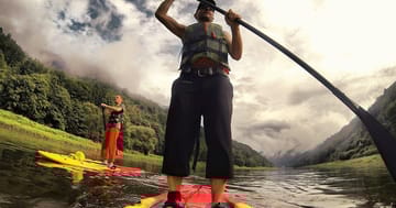Paddleboard kurz pro začátečníky – užijte si den na vodě a na elektrokoloběžkách