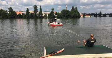 Jízda na vodních lyžích za motorovým člunem – objevte vzrušení na vodě