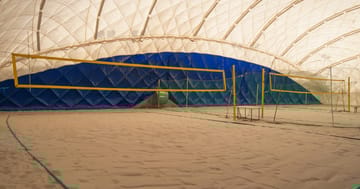 Beach volejbal v Beach Tenis Kapitol – hrajte na krytých kurtech s pískem