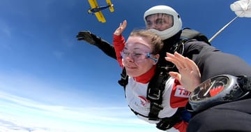 Tandemový seskok – prožijte adrenalinový moment s profesionály
