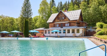Krásný resort u lesní plovárny v Mladých Bukách