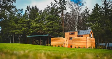 Tiny house na východu Čech vč. koupacího sudu