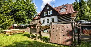 Malebná roubenka s polopenzí na okraji Harrachova