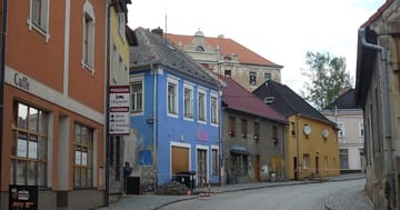 Vrcholí spory ve Zruči nad Sázavou: kouzlo, nebo komfort?