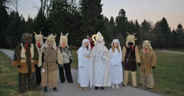 Proč chodí Mikuláš s čertem a andělem? Známe počátky tradice