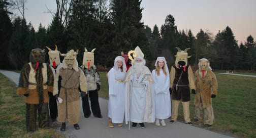 Proč chodí Mikuláš s čertem a andělem? Známe počátky tradice