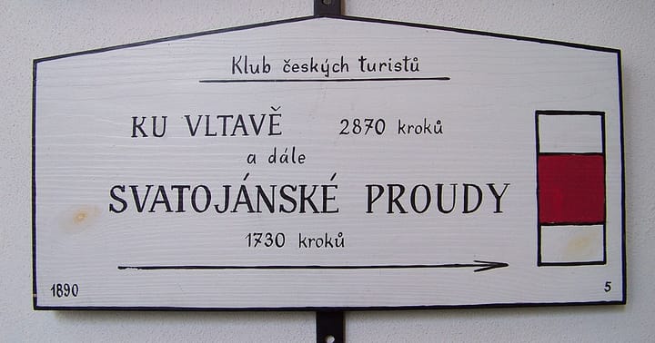 Směrovka naší nejstarší turistické trasy.