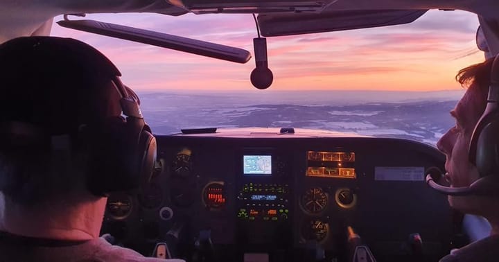 Romantický vyhlídkový let pro 2 s vlastním pilotem a sektem