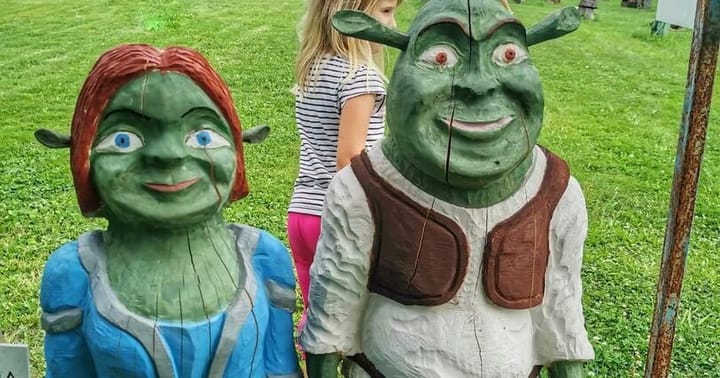 První dřevěná zoo Ostrata - expozice dřevěných soch a zvířat