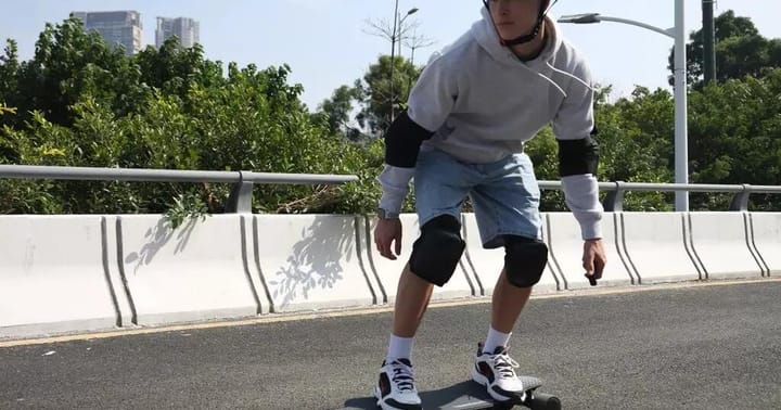 Elektrický longboard od NejlepšíAtrakce.cz - adrenalinová jízda na elektrickém longboardu
