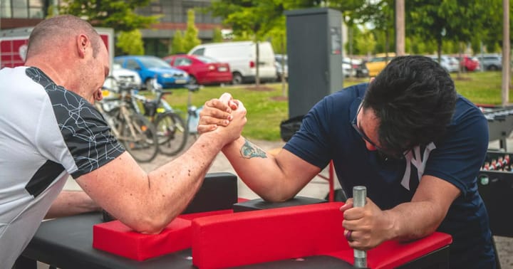 Stůl na páku - Armwrestling od NejlepšíAtrakce.cz - zábava pro opravdové chlapy
