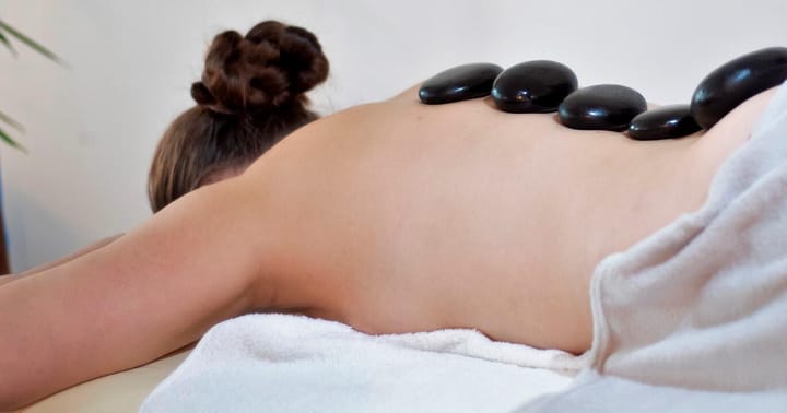 Masáž lávovými kameny v salonu Aromamasáže Olomouc - více než relaxace