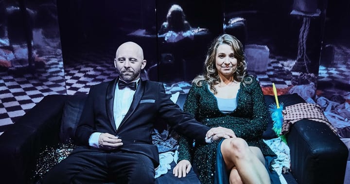 Pod palmovkou: Žena filmového kritika