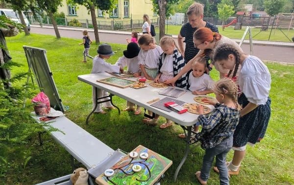Sousedské posezení v přírodě u Lesenského letohrádku